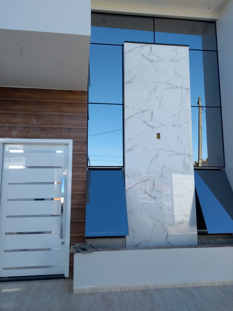 Entrada residencial em porcelanato e vidro