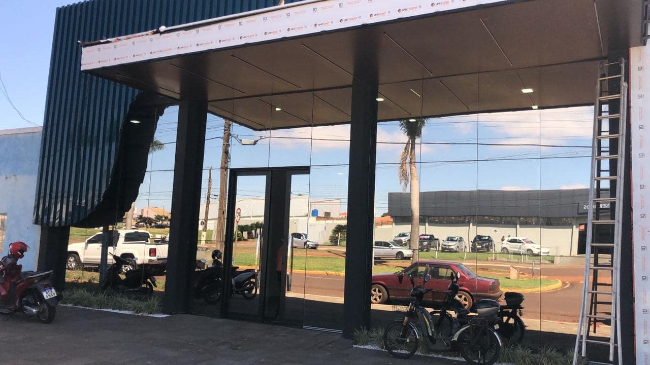 Fachada comercial espelhada