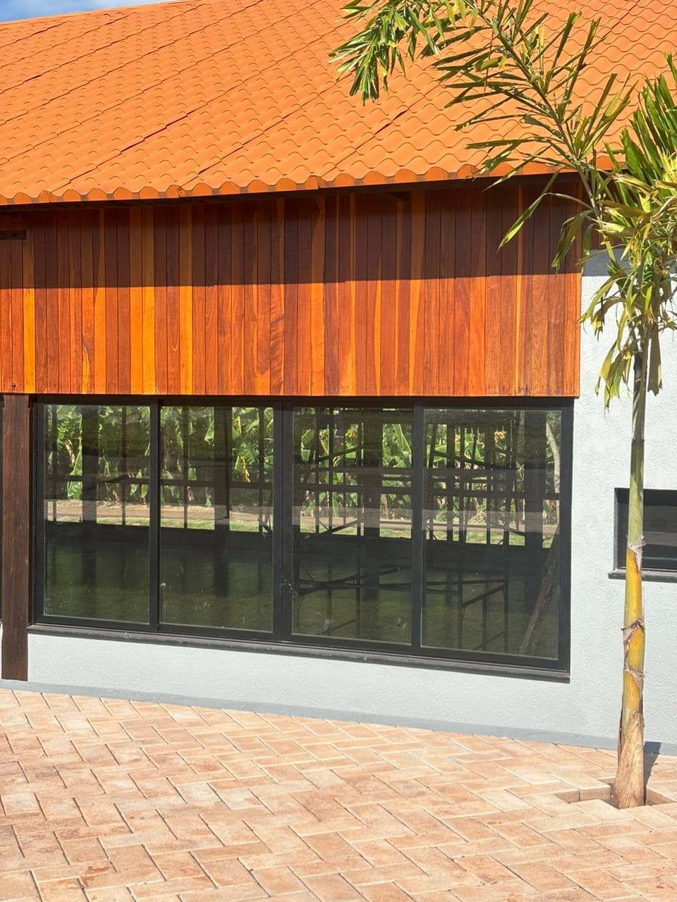 Fachada amadeirada com janela panorâmica